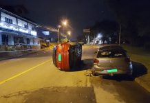 Motorista tomba C3 após acertar carro estacionado e foge do local do acidente