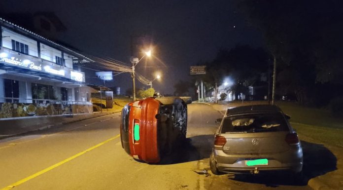 Motorista tomba C3 após acertar carro estacionado e foge do local do acidente