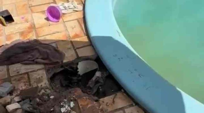 Criança de 2 anos é resgatada após ficar presa no reservatório da piscina