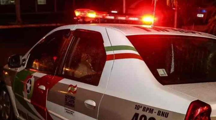 Mulher é deixada desacordada no meio da rua após ser agredida por homem durante show em SC