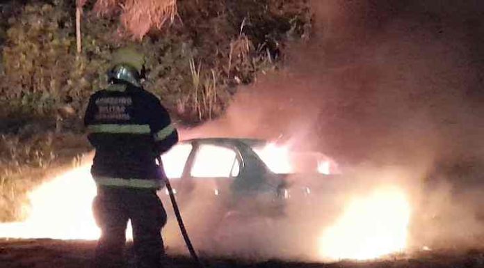 Carro é incendiado em Navegantes após discussão entre motoqueiro e motorista