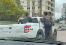 Veículo de prefeitura circula com adolescentes pendurados do lado de fora em SC