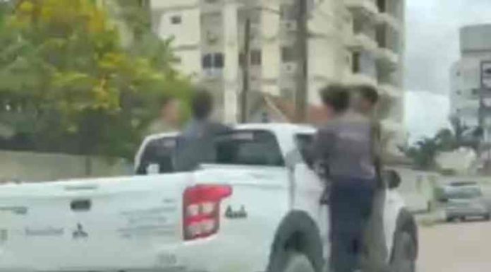 Veículo de prefeitura circula com adolescentes pendurados do lado de fora em SC