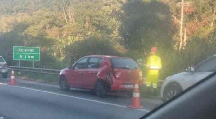 Engavetamento com cinco veículos deixa trânsito lento em Itapema