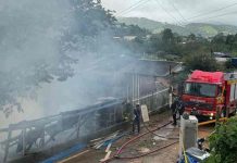 Casa de madeira com crianças dentro pega fogo em Balneário