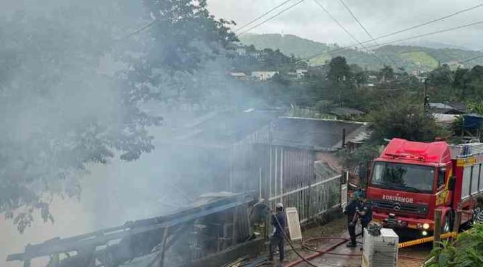 Casa de madeira com crianças dentro pega fogo em Balneário