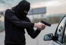 Bandidos atacam vítimas na saída de supermercados em Penha e Navegantes