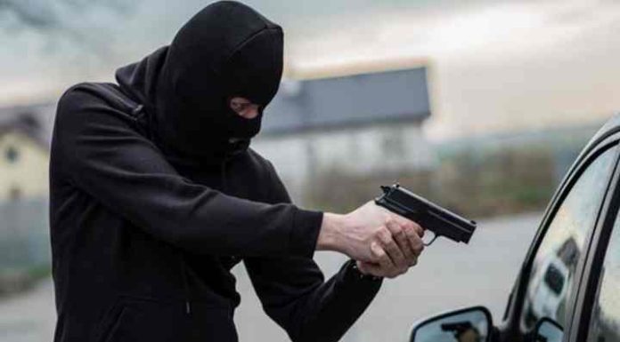 Bandidos atacam vítimas na saída de supermercados em Penha e Navegantes