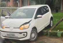 Colisão “joga” carro para dentro de pátio de casa na Praça da Bíblia em Barra Velha