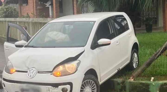 Colisão “joga” carro para dentro de pátio de casa na Praça da Bíblia em Barra Velha