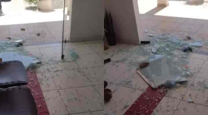 Paciente revoltado atira pedras e quebra vidro de Posto de Saúde em Barra Velha