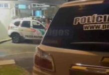 Filha puxa mãe pelos cabelos e ameaça enforca-la com cabo de vassoura em SC