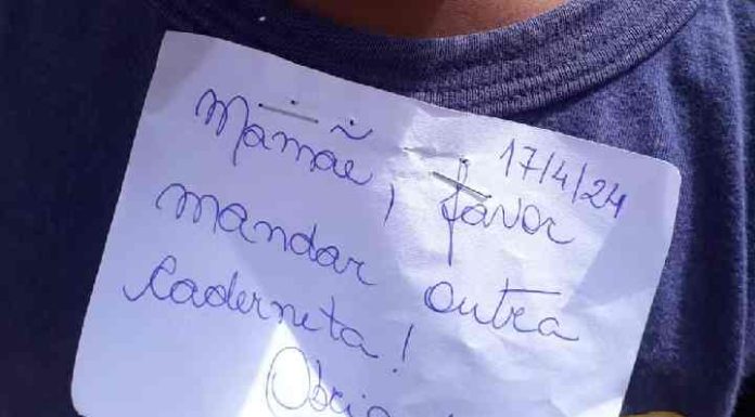 Professora grampeia bilhete em camisa de criança de 5 anos