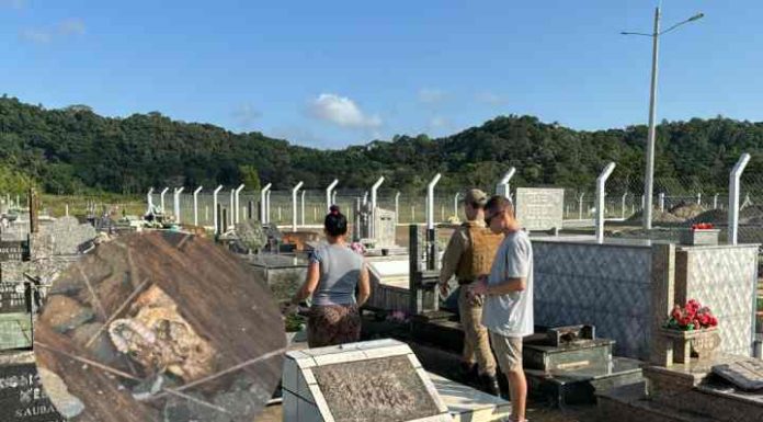 Crânio e outras ossadas estão expostas no cemitério do Bairro Gravatá em Penha