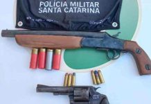 PM apreende duas armas e porção de cocaína em Itajuba