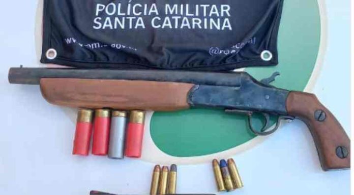 PM apreende duas armas e porção de cocaína em Itajuba
