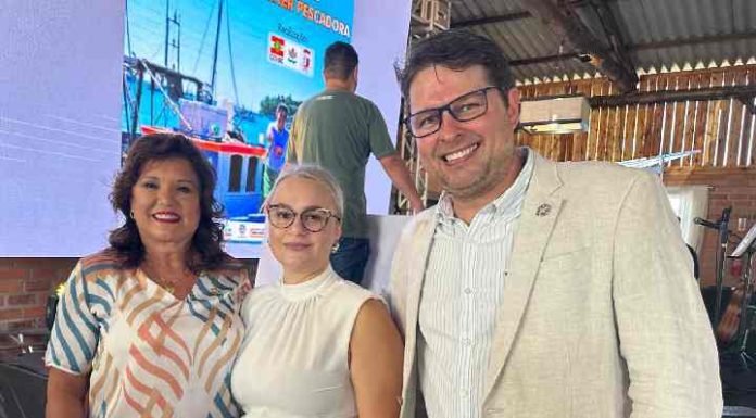 Consultora de imagem e palestrante Luciana Custódio palestra para mulheres pescadoras em SC