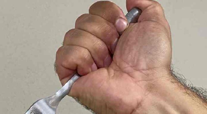 Mulher é agredida com garfada no rosto