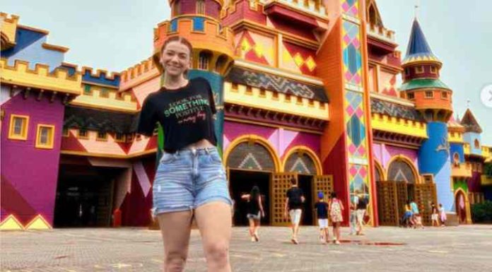Jovem é impedida de ir nos brinquedos do Beto Carrero World por não ter braços