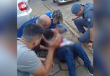Professora é esfaqueada em frente à escola onde trabalha