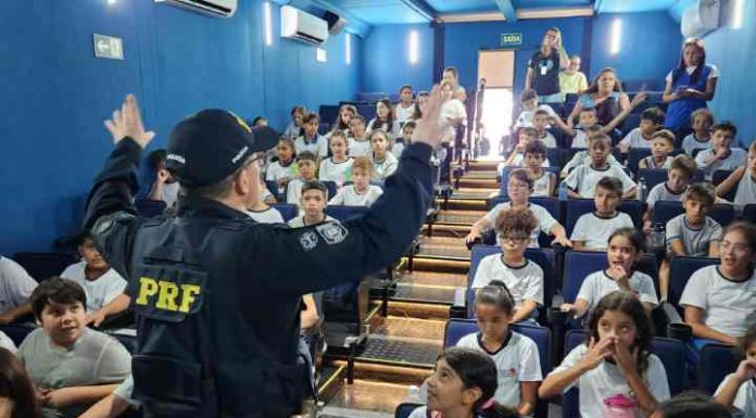 Alunos de Barra Velha se divertem com carreta-cinema da PRF