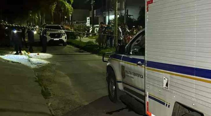 Homem é morto com mais de 50 tiros na frente da mulher e filhas em SC
