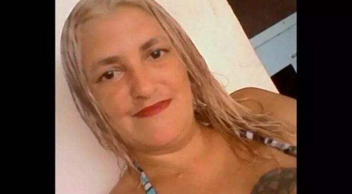 Filho de 2 anos fica ao lado da mãe morta a facadas em Guaramirim