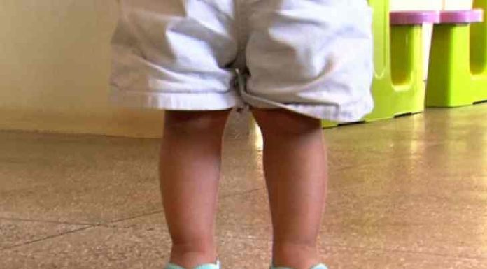 Mãe e padrasto torturam criança de 7 anos por fazer xixi na cama
