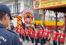 Primeira turma de bombeiros mirins forma 24 crianças em Balneário Piçarras