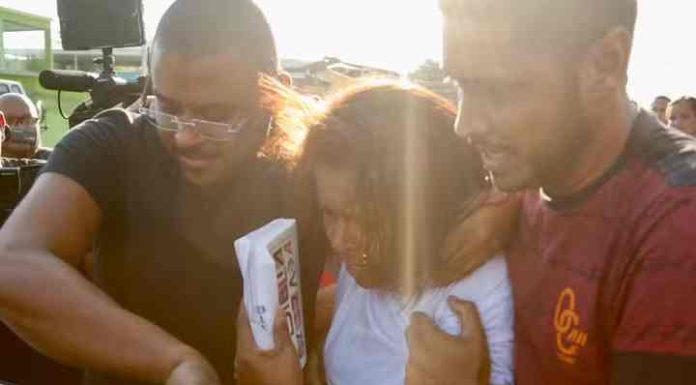 Mulher que levou tio morto à agência bancária deixa o presídio