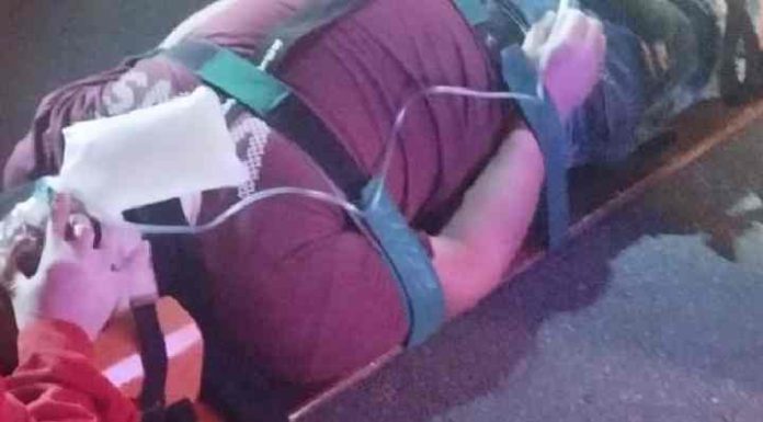 Carro sai da pista e bate forte contra poste na SC 414