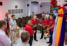 Vereadores de Penha recebem a Bandeira do Divino