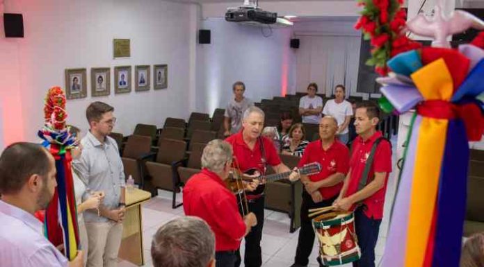 Vereadores de Penha recebem a Bandeira do Divino