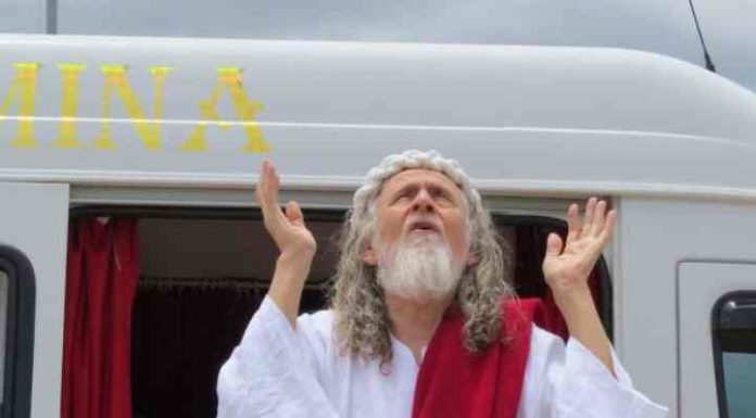Catarinense que diz ser Jesus reencarnado consegue mudar nome para Inri Cristo