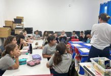 Alunos de Piçarras aprendem podcast, gravação e edição de vídeos