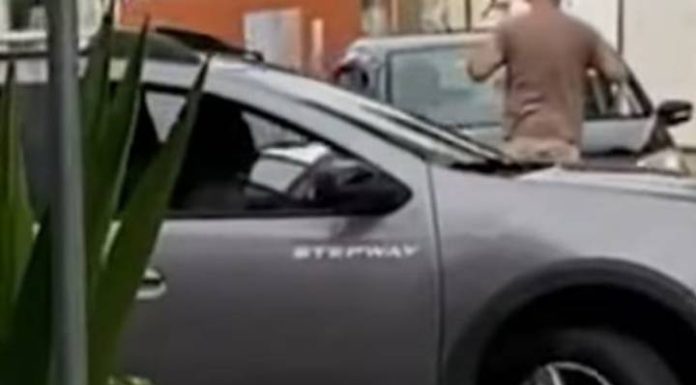 Homem é arrastado em capo de carro após agredir mulher em Itajaí