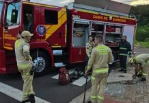 Iphone 15 cai em bueiro, homem entra na tubulação para resgatar e se perde no esgoto