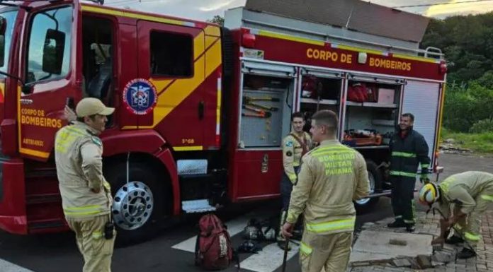 Iphone 15 cai em bueiro, homem entra na tubulação para resgatar e se perde no esgoto