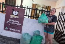 Artesã de Barra Velha doa roupinhas pet para enviar ao Rio Grande do Sul