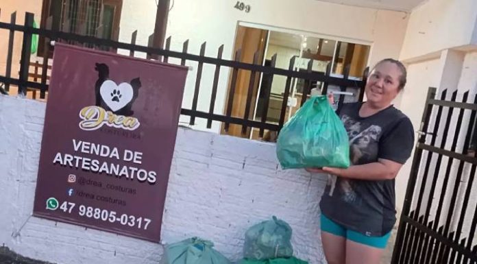 Artesã de Barra Velha doa roupinhas pet para enviar ao Rio Grande do Sul
