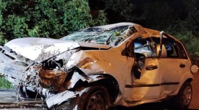 Saída de pista seguida de capotamento deixa motorista ferido em Penha