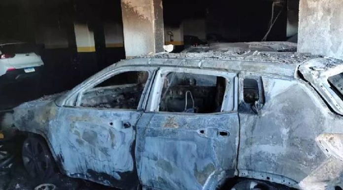 4 carros são destruídos em incêndio em prédio residencial de Itajaí