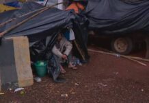 População improvisa moradias em barracas e carros após enchente em Porto Alegre