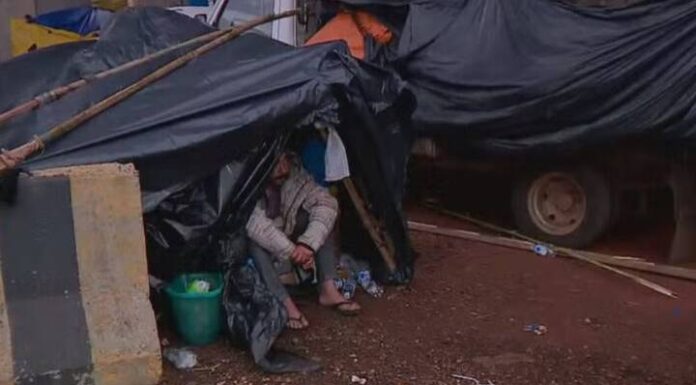 População improvisa moradias em barracas e carros após enchente em Porto Alegre