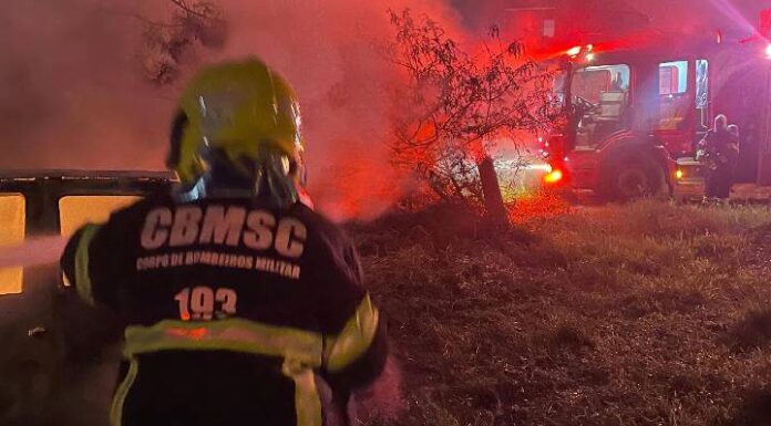 Proprietário atea fogo no próprio veículo no Gravatá, em Penha