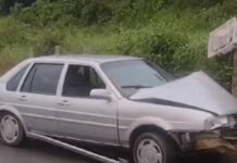 Motociclista tem frente cortada por carro, bate contra árvore e sofre fratura