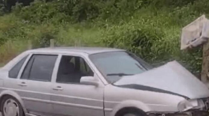 Motociclista tem frente cortada por carro, bate contra árvore e sofre fratura