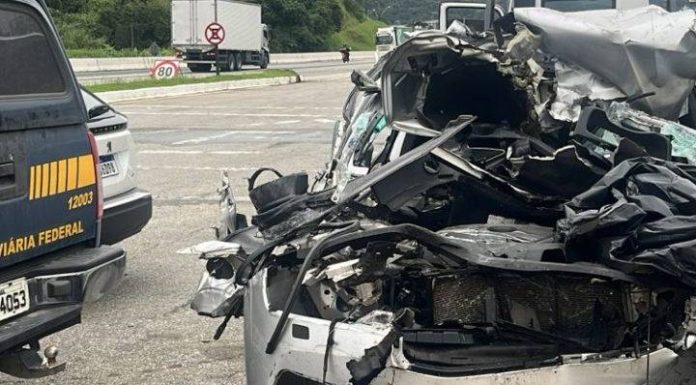 Colisão traseira mata motorista na BR-101 em Itapema