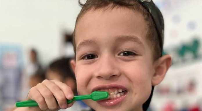 Alunos da rede municipal de Balneário Piçarras já receberam quase 4 mil kits odontológicos