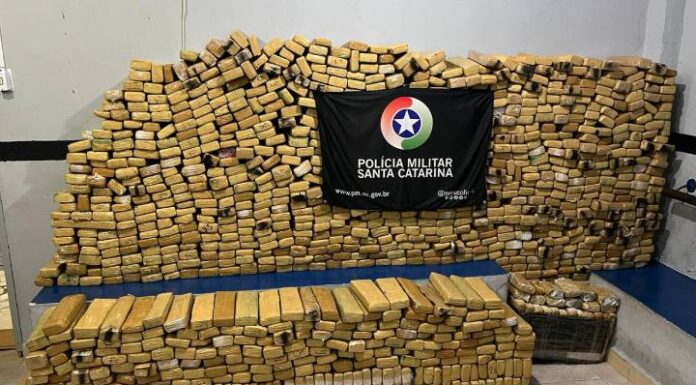 Dupla é presa com uma tonelada de maconha e caminhonete roubada em Balneário Camboriú